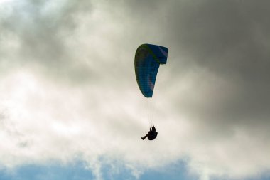 Yaz günü bulutlar üzerinde uçan Yamaçparaşütü