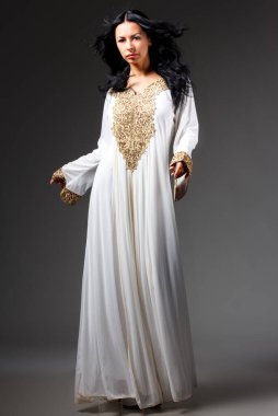 hayalcilik. tam uzunlukta kolsuz beyaz elbiseli Kapalı gözlerle mutlu gelin