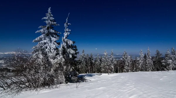 Nevoeiro movendo-se sobre a montanha no inverno com um céu em forma de estrela — Fotografia de Stock