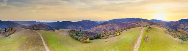Ucrania. La salida del sol brilla en los Cárpatos, la niebla de colores se extiende sobre los valles y las tierras bajas de la cordillera, las praderas doradas son muy deslumbrantemente hermosas.. —  Fotos de Stock