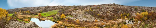 Kanjon med stora stenblock runt en sötvattensjö i Ukraina. — Stockfoto
