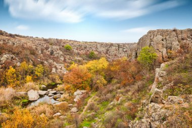 Ukrayna 'daki bir tatlı su gölünün etrafında büyük taş kayalar olan kanyon..