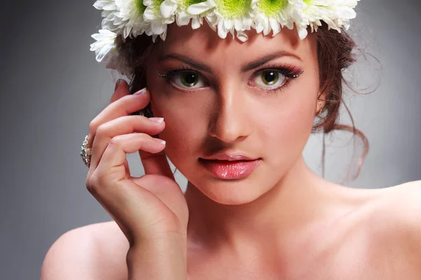 Close-up portret van jonge mooie vrouw met een gezonde schone huid-geïsoleerd op witte achtergrond. — Stockfoto