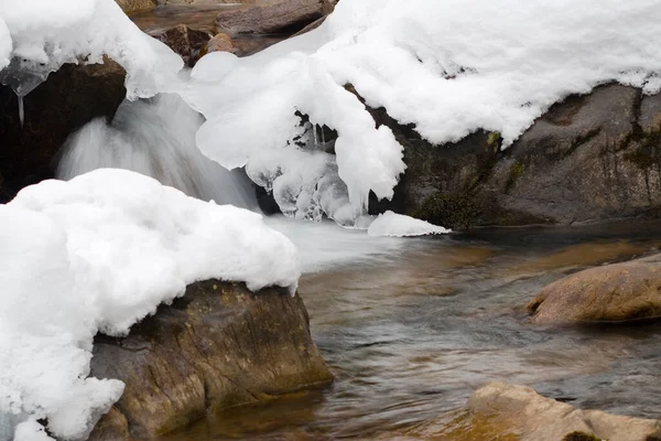 A small active waterfall. Clean mountain stream, snowy winter landscape, wildlife background — Stock Photo, Image