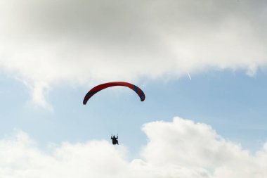 Yaz günü bulutlar üzerinde uçan Yamaçparaşütü