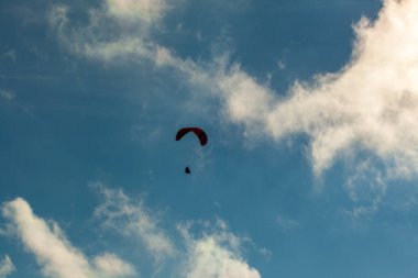 Yaz günü bulutlar üzerinde uçan Yamaçparaşütü