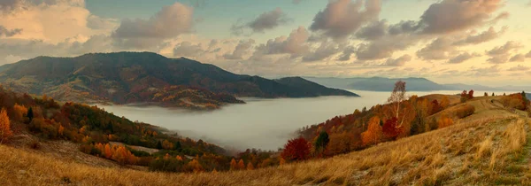 Ukraine. A magical autumn sunrise, with mist creeping over valleys, over mountain formations far from civilization. Synevyr pass located in the Carpathian mountains. — Stockfoto