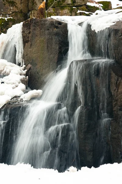 Une petite cascade active. ruisseau de montagne propre, paysage hivernal enneigé, fond de la faune — Photo