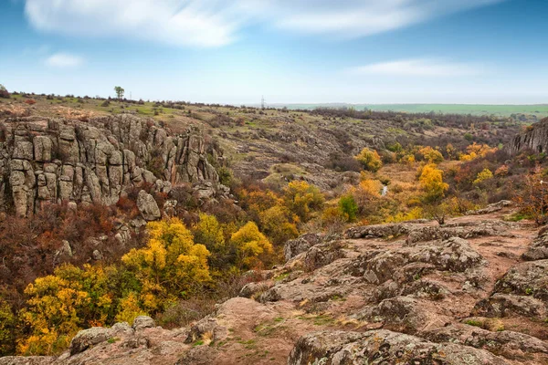 Большое количество каменных минералов, покрытых зеленой растительностью, лежащих над маленькой рекой в живописной Украине и ее прекрасной природе — стоковое фото