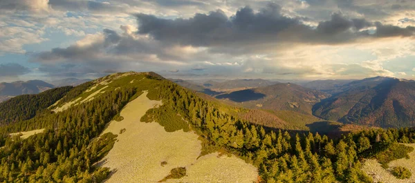 Ucrania. La salida del sol brilla en los Cárpatos, la niebla de colores se extiende sobre los valles y las tierras bajas de la cordillera, las praderas doradas son muy deslumbrantemente hermosas.. — Foto de Stock