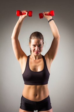 Fitness kadın beyaz bir arka plan üzerinde izole katta çalışma