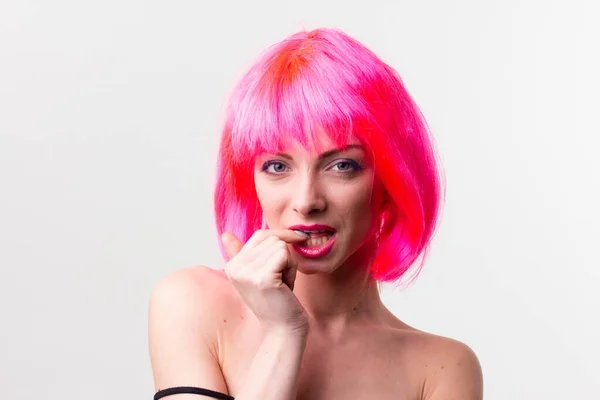 핑크 색 배경으로 고립된 사탕을 갖고 포즈를 취하며 웃고 있는 흥분 한 아름다운 여인의 사진 — 스톡 사진