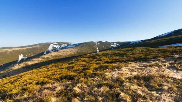Karpat Dağları, Ukrayna. Gün batımında dağlar. Yaz mevsiminde güzel doğal manzara