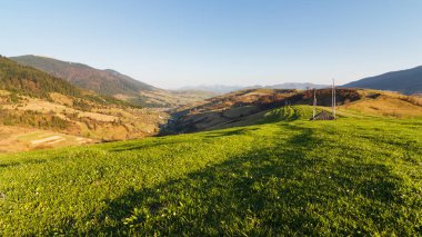 Karpat Dağları, Ukrayna. Gün batımında dağlar. Yaz mevsiminde güzel doğal manzara