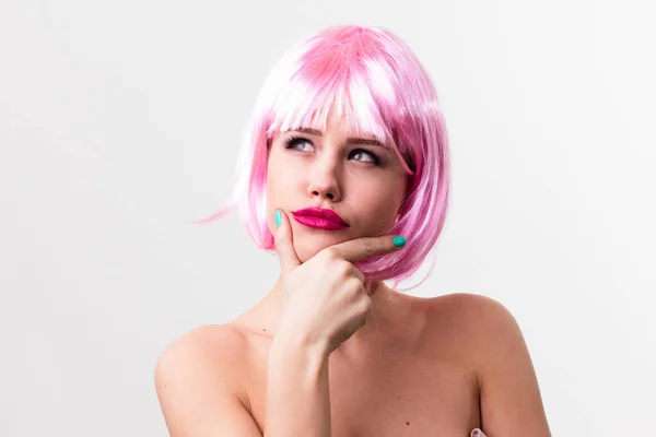 Rostro de una joven con maquillaje brillante sobre un fondo rosa con el pelo recogido en una cola de caballo lisa. — Foto de Stock