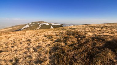 Karpat Dağları, Ukrayna. Gün batımında dağlar. Yaz mevsiminde güzel doğal manzara