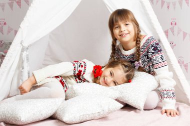 Gülen, eğlenen ve oynayan iki kız