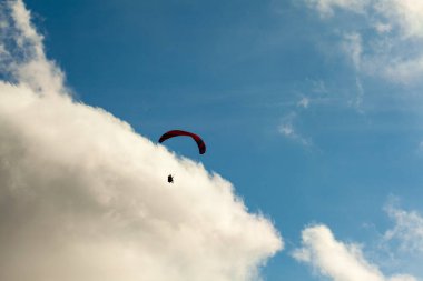 Yaz günü bulutlar üzerinde uçan Yamaçparaşütü