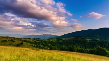 Güneş, Karpat Dağları 'nın Synevir geçidinde. Tepedeki çimenler. Carpathian dağlarındaki kırsal muhteşem manzara. Synevyr Geçidi 'nde dinlenme yeri, Karpatlar, Ukrayna.