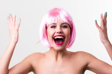 Pembe arka planda parlak makyajlı, at kuyruklu genç bir kadının yüzü..