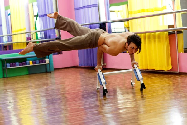 Українська гімнастка займається гімнастикою з повітряним обручем або повітряним обручем у фітнес-залі.. — стокове фото
