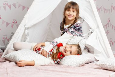 Gülen, eğlenen ve oynayan iki kız