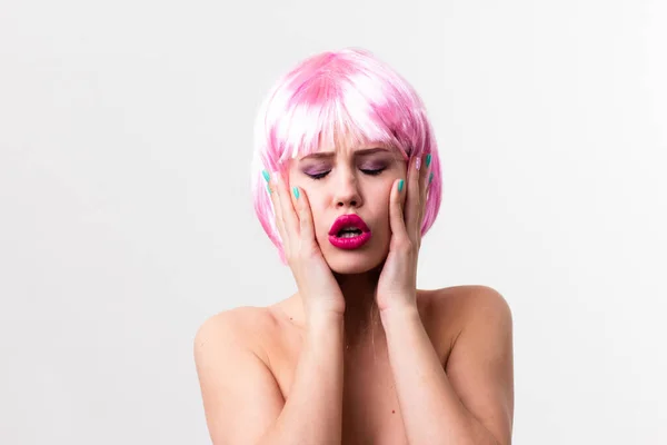 Volto di una giovane donna con trucco luminoso su sfondo rosa con capelli raccolti in una coda di cavallo liscia. — Foto Stock