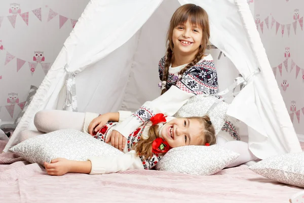 Gülen, eğlenen ve oynayan iki kız