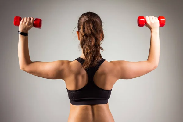 Fitness kadın beyaz bir arka plan üzerinde izole katta çalışma