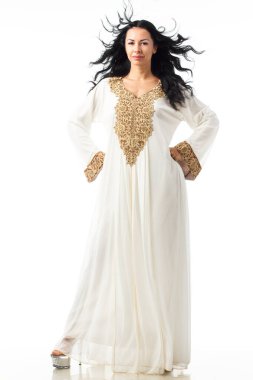 hayalcilik. tam uzunlukta kolsuz beyaz elbiseli Kapalı gözlerle mutlu gelin