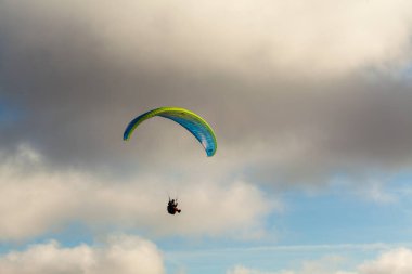 Yaz günü bulutlar üzerinde uçan Yamaçparaşütü