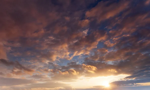 Alacakaranlıkta gökyüzünde bulutlar. Gün batımından önce gökyüzü