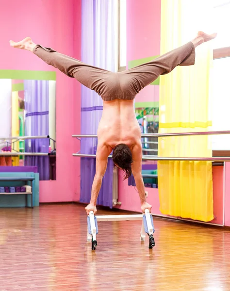 Ουκρανός γυμναστής κάνει γυμναστική με εναέρια στεφάνη ή εναέρια στεφάνη στο γυμναστήριο. — Φωτογραφία Αρχείου