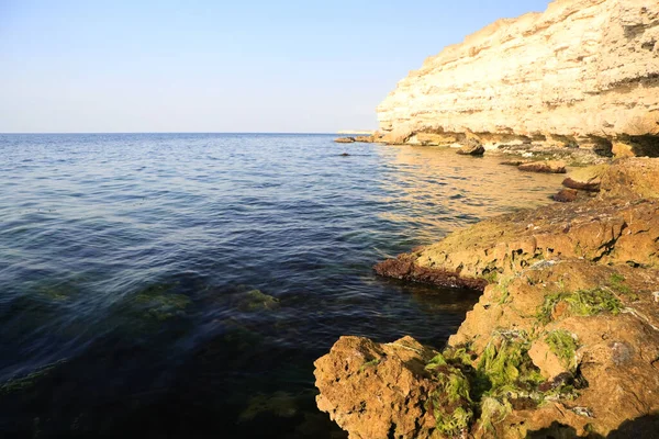 Güzel deniz manzarası. Kırım, Avrupa ve Ukrayna 'nın Rocky batı maliyeti