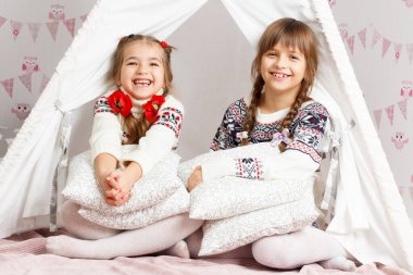 Gülen, eğlenen ve oynayan iki kız