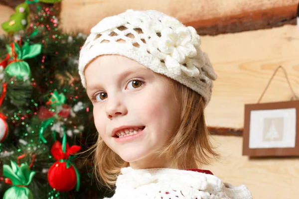 Güzel genç kız köknar ile