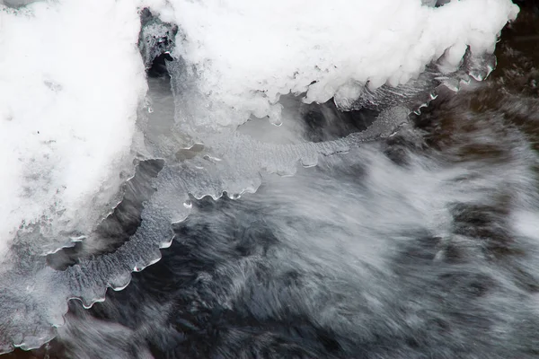 小さな活動的な滝。きれいな渓流、雪の冬の風景、野生動物の背景 — ストック写真