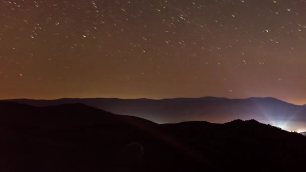 Estrellas sobre las montañas Carpatian. Maravilloso cielo nocturno increíble sobre Kamenka. Una vista mágica cinematográfica del espacio universal con millones de estrellas brillantes. Synevyr Pass, Cárpatos, Ucrania. — Vídeos de Stock