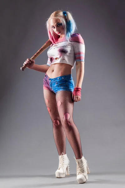 Şeker koyu arka plan üzerinde crasy kızla