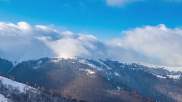 Szenische Luftaufnahme der High Mountains Peaks Range. Epische Landschaft an sonnigen Wintertagen. Zeitraffer-Video mit blauem Himmel, Nebel und Schnee. 4K Hintergrund Pan Shot der Karpaten in der Ukraine — Stockvideo