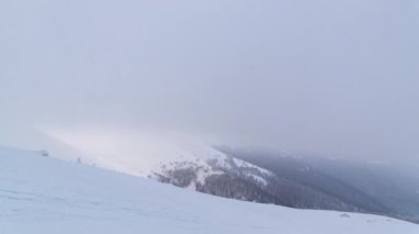 Hareket eden beyaz bulutlar mavi gökyüzü manzaralı hava manzarası. Mavi gökyüzünde, akşam vakti, parlak güneşin altında, kabarık bulutların arasında. Güneş gün batımında bulutların ardında gizlidir. Sis.