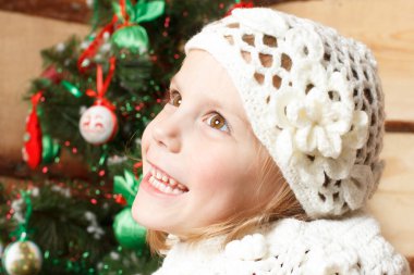 Güzel genç kız köknar ile