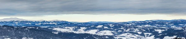 Berggipfel mit Schneeverwehungen durch Wind. Winterlandschaft. Kalter Tag mit Schnee. — Stockfoto