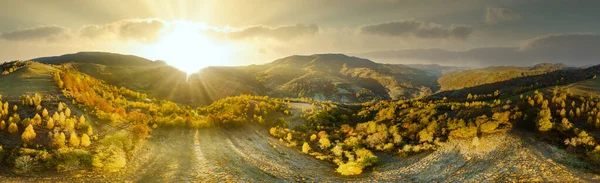 Ukrayna. Karpatlar 'da gün doğumu parlıyor. Dağların vadilerine ve ovalarına renkli sis yayılıyor. Altın bozkırlar göz kamaştırıcı derecede güzel.. — Stok fotoğraf