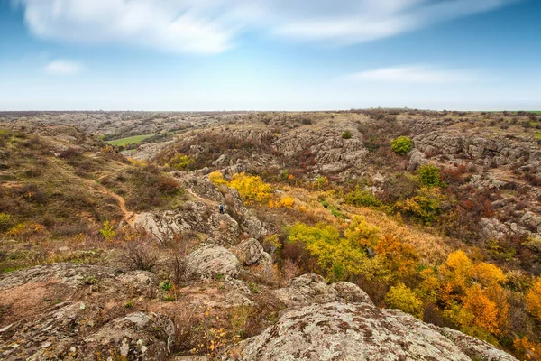 Duża liczba kamiennych minerałów pokrytych zieloną roślinnością leżącą nad małą rzeką w malowniczej Ukrainie i jej pięknej przyrodzie — Zdjęcie stockowe