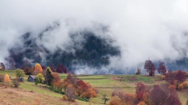 Clip de lapso de tiempo. Fantástico paisaje de montaña colorido con nube. Ucrania, Montañas Cárpatos — Vídeos de Stock