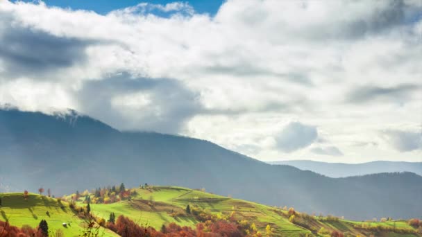 Clip de lapso de tiempo. Fantástico paisaje de montaña colorido con nube. Ucrania, Montañas Cárpatos — Vídeos de Stock