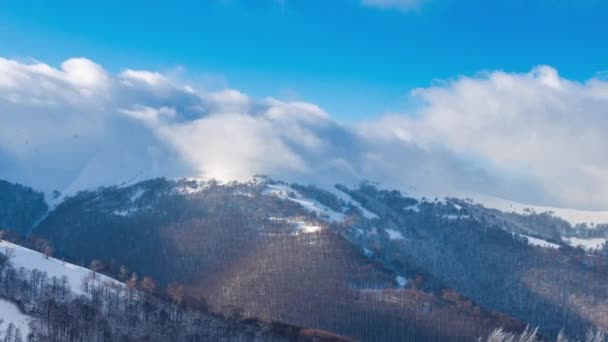 Scenic Aerial View van High Mountains Peaks Range. Episch landschap op zonnige winterdag. Time Lapse Video met Blue Sky, mist en sneeuw. 4K Achtergrond Pan Shot van Karpaten Berg in Oekraïne — Stockvideo