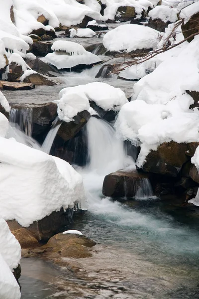 Une petite cascade active. ruisseau de montagne propre, paysage hivernal enneigé, fond de la faune — Photo