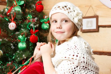 Güzel genç kız köknar ile